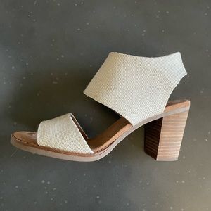 Tom’s Majorca block heels in Natural Yarn color.
